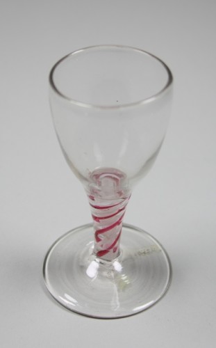 Slingerglas op voet met rood-witte spiraal in stam